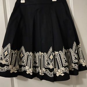 Print short skirt. Pleated and lines